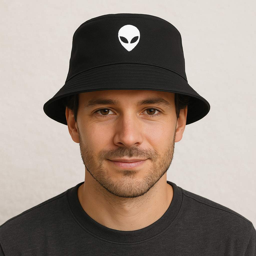 Un homme porte le Bob Alien