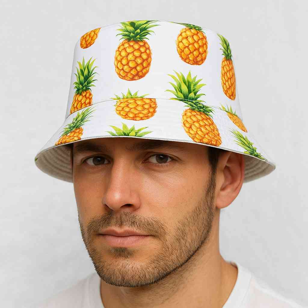 Un homme porte le Bob Ananas