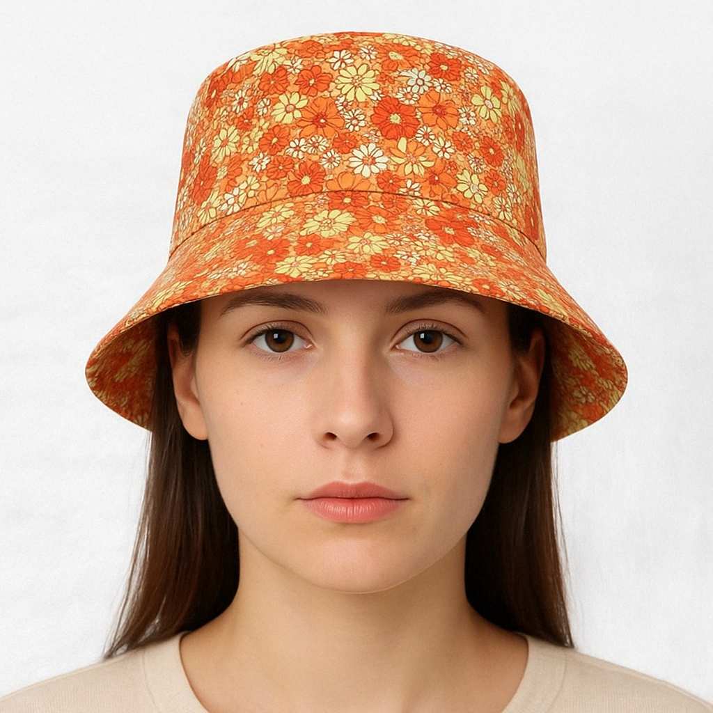 Une femme porte le Bob Fleuri Réversible