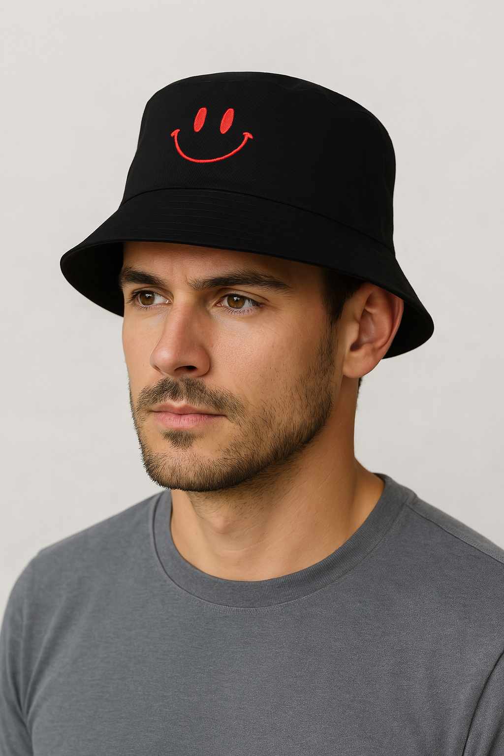 Un homme porte le Bob Smiley Rouge et Noir.