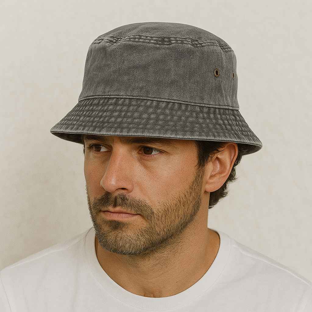Un homme porte le Bob en Jean gris