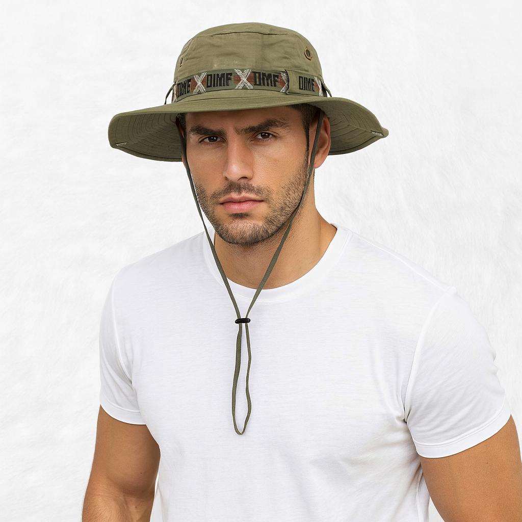 Un homme porte le Bob Explorateur.