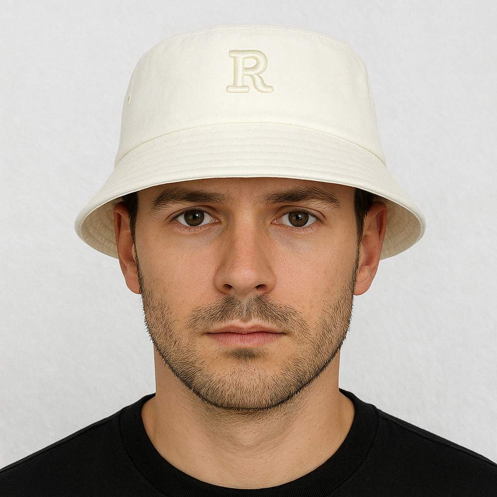Un homme porte le Bob Golf Blanc