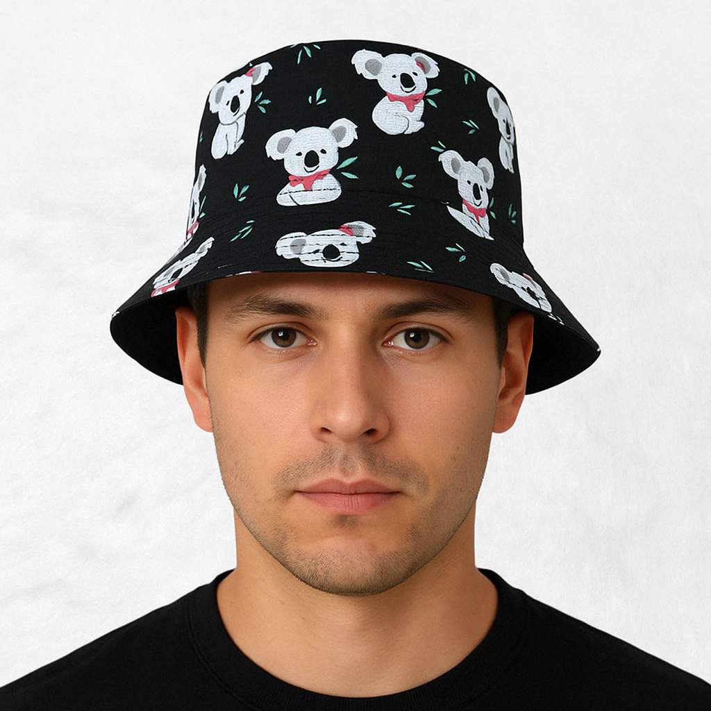 Un homme porte le Bob Koala Réversible