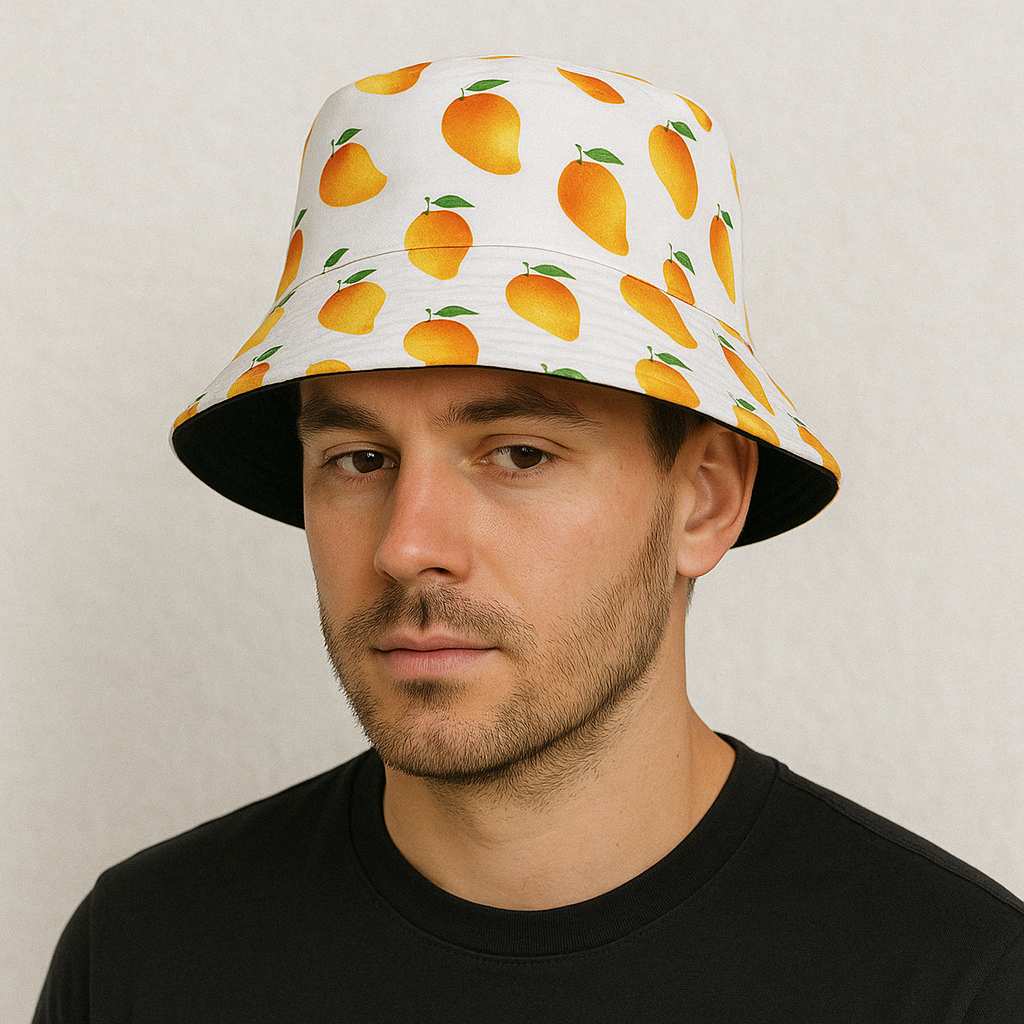 Un homme porte le Bob Mangue.