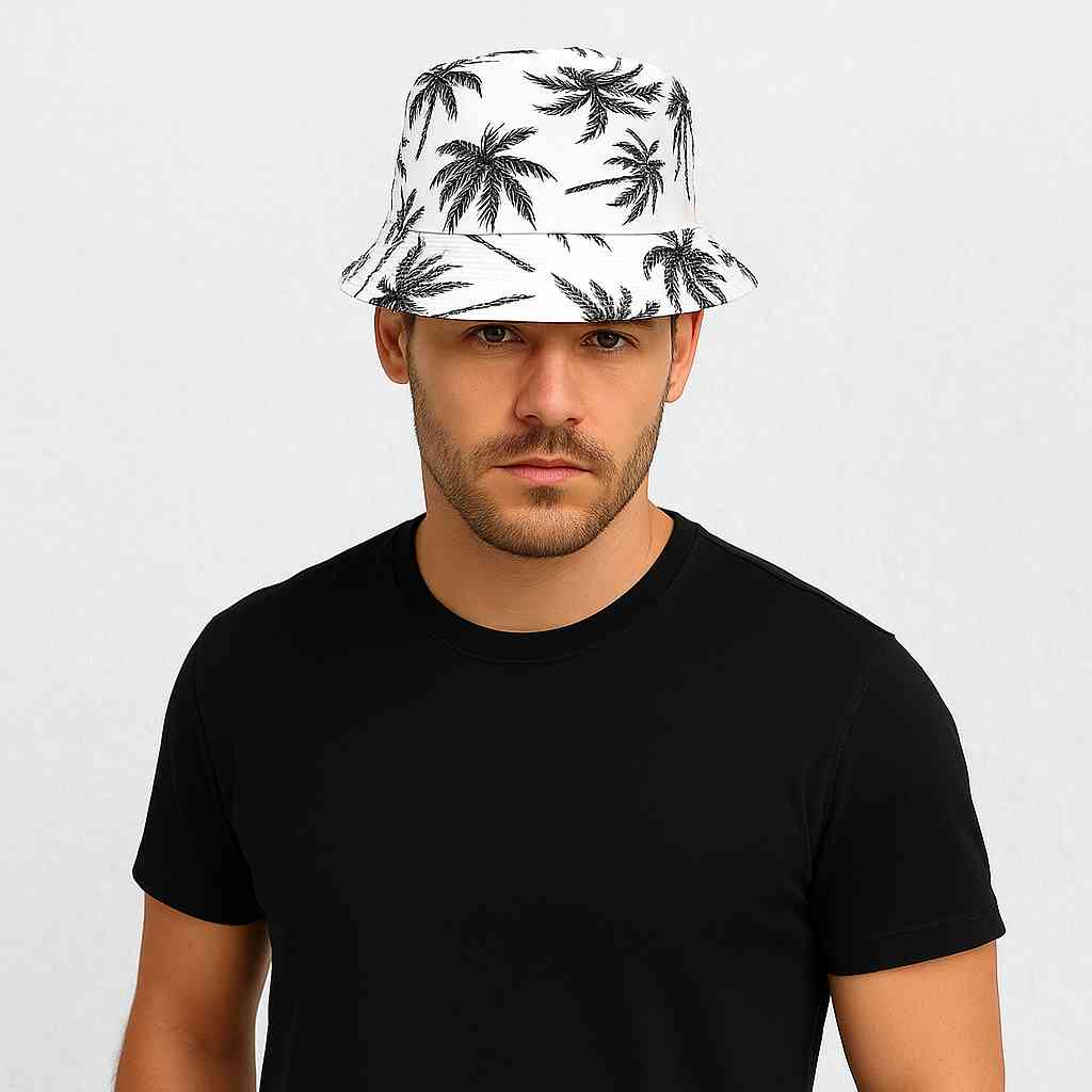 Un homme porte le Bob Réversible Palmier blanc