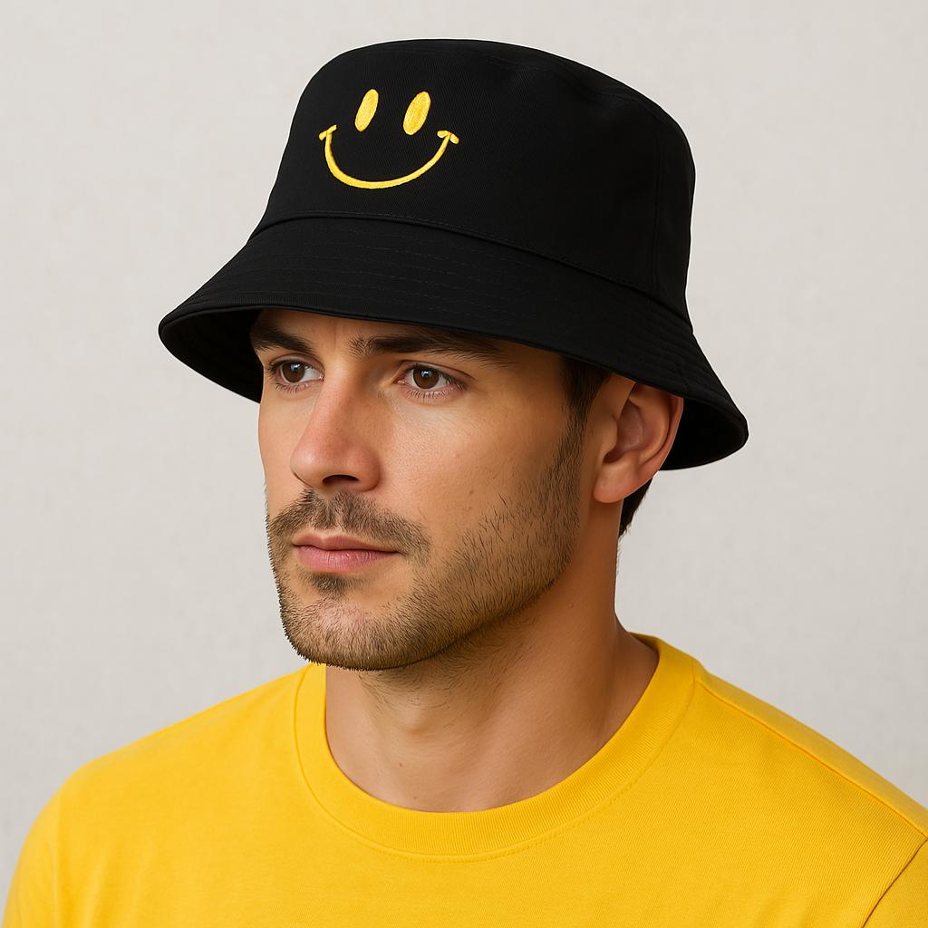 Un homme porte le Bob Smiley Noir et Jaune.