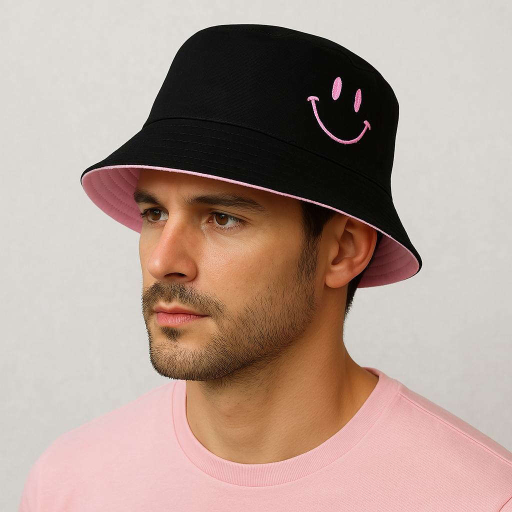 Un homme porte le Bob Smiley Rose et Noir.