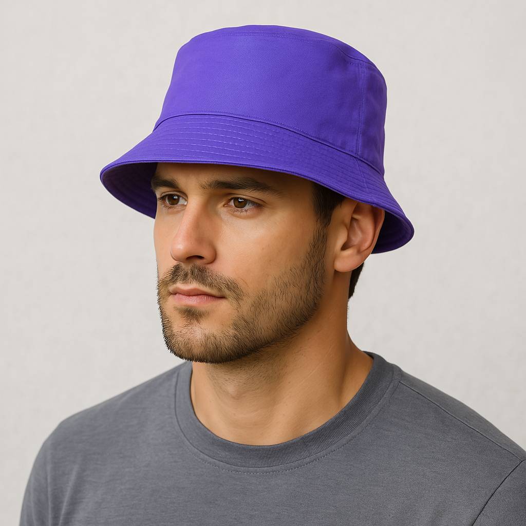 Un homme porte le Bob Violet Uni.