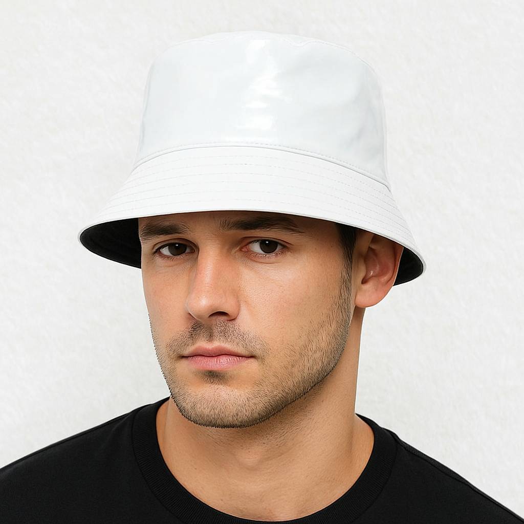 Un homme porte le Bob de Pluie Blanc