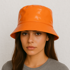 Une femme porte le Bob de Pluie Orange