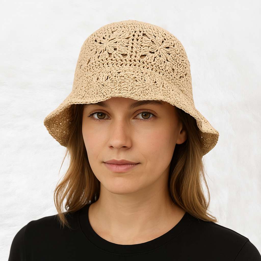 Une femme porte le Bob en Paille