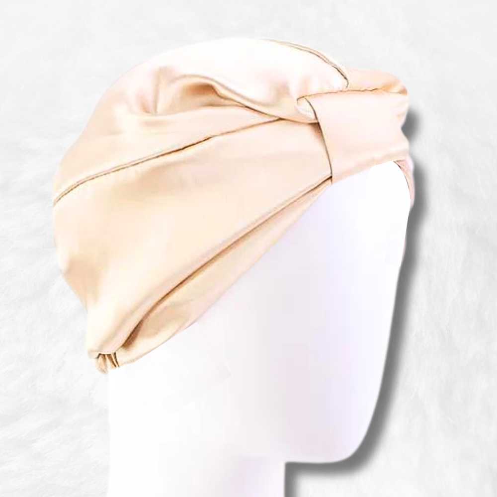 Bonnet en Satin Beige Papillon.