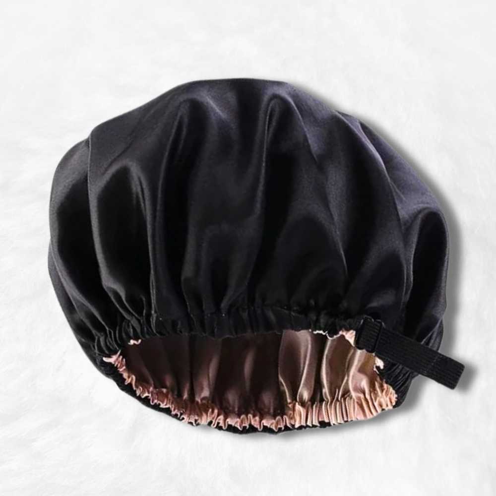 Bonnet en Satin Noir Réglable.