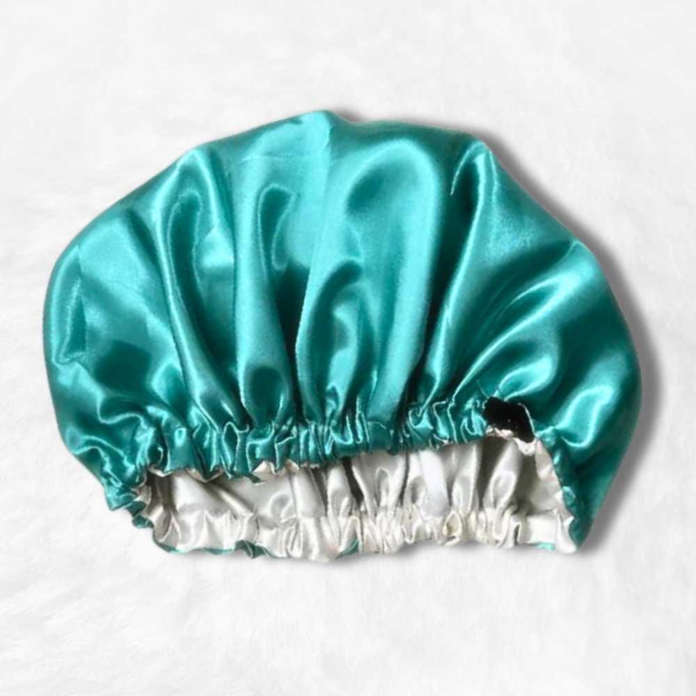 Bonnet en Satin Turquoise Réglable.