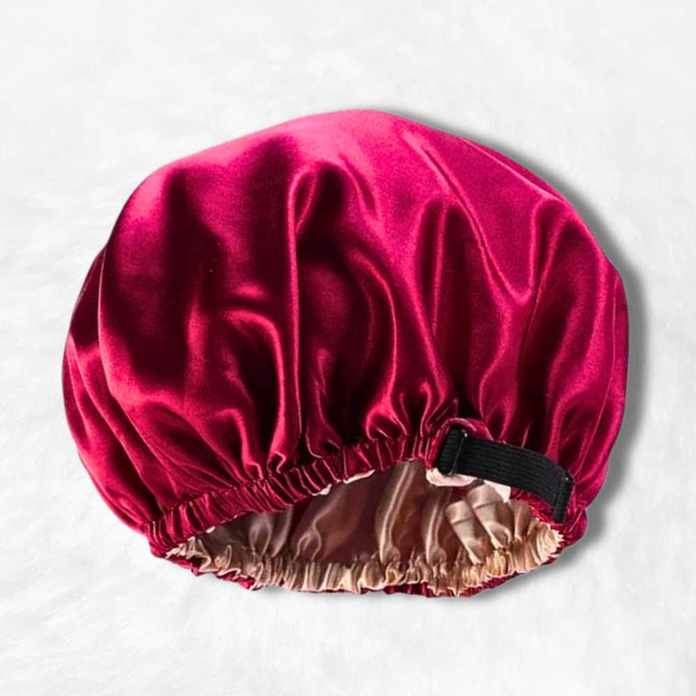Bonnet en Satin Rouge Réglable.