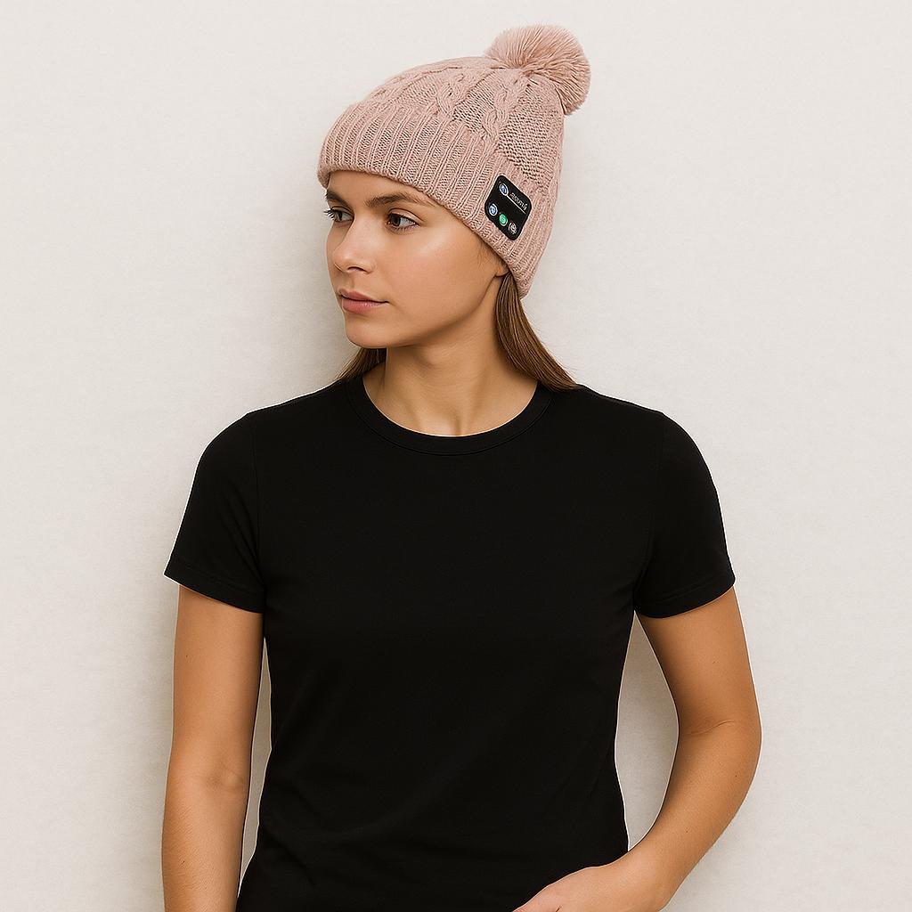 Une femme porte le Bonnet Bluetooth Pompon beige