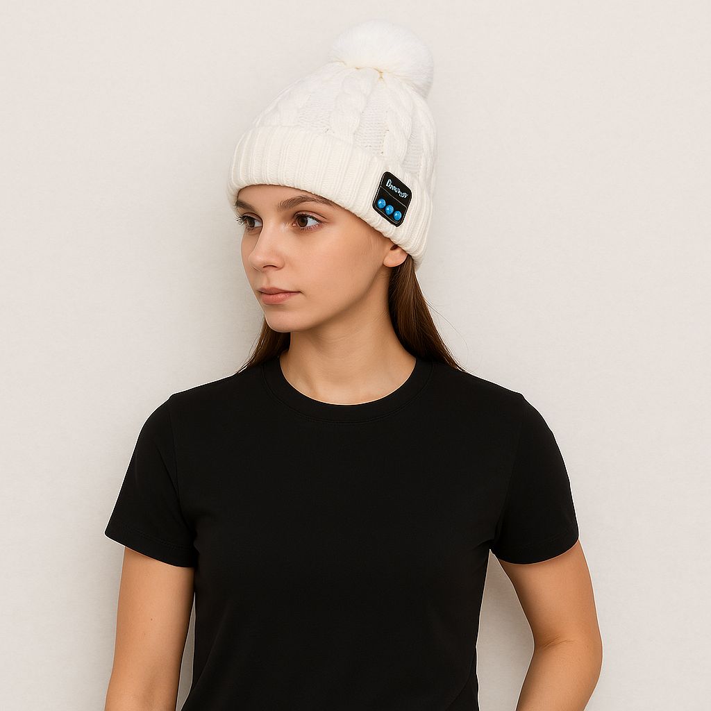 Une femme porte leBonnet Bluetooth Pompon blanc