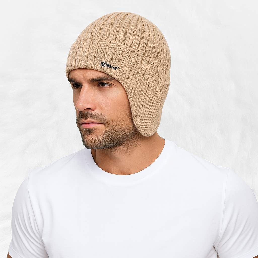 Un homme porte le Bonnet Cache Oreille Beige