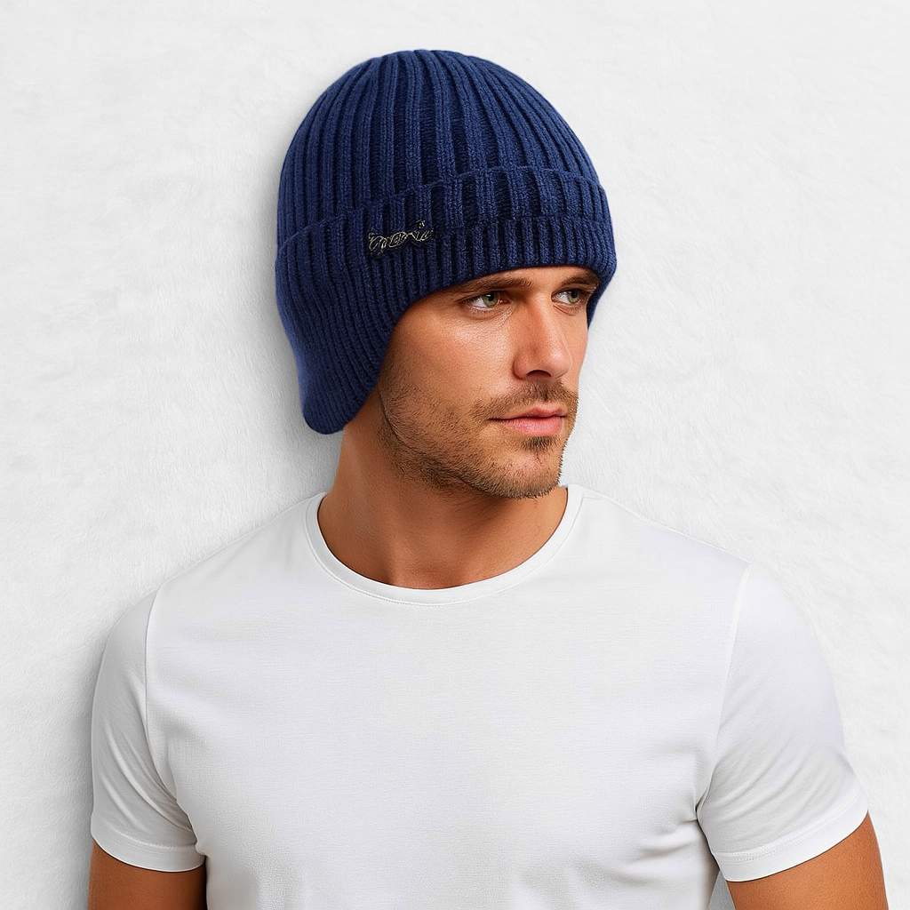 Un homme porte le Bonnet Cache Oreille Bleu