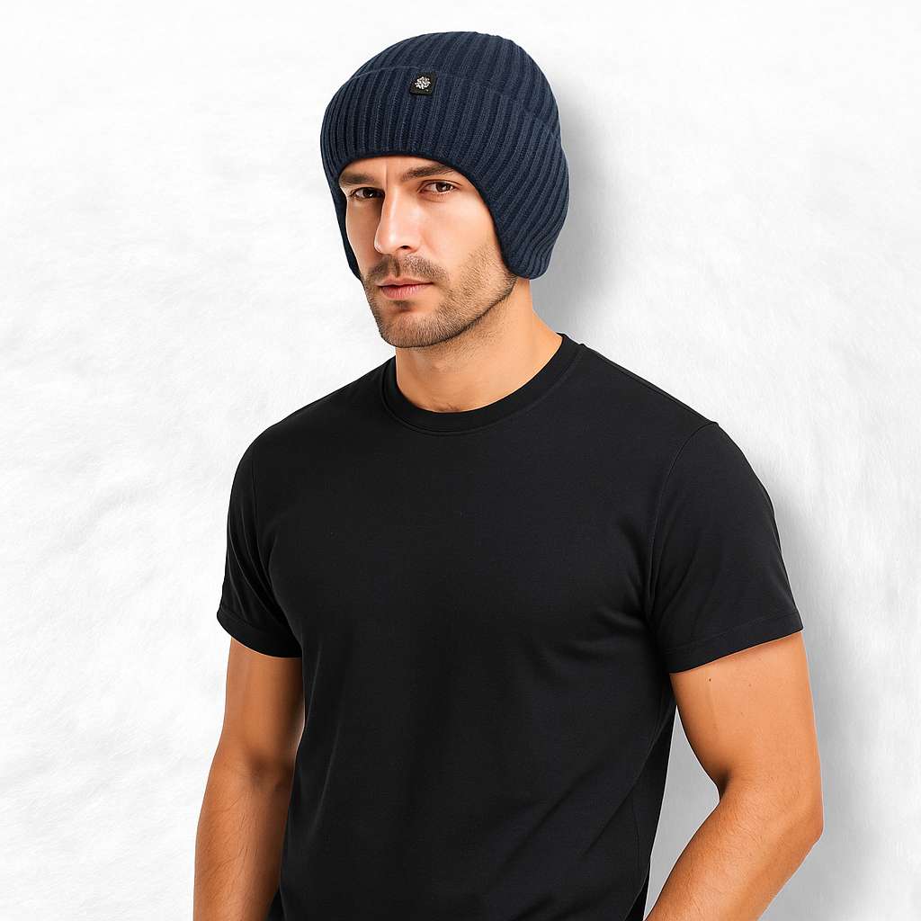 Un homme porte le Bonnet Cache Oreille Hiver Bleu