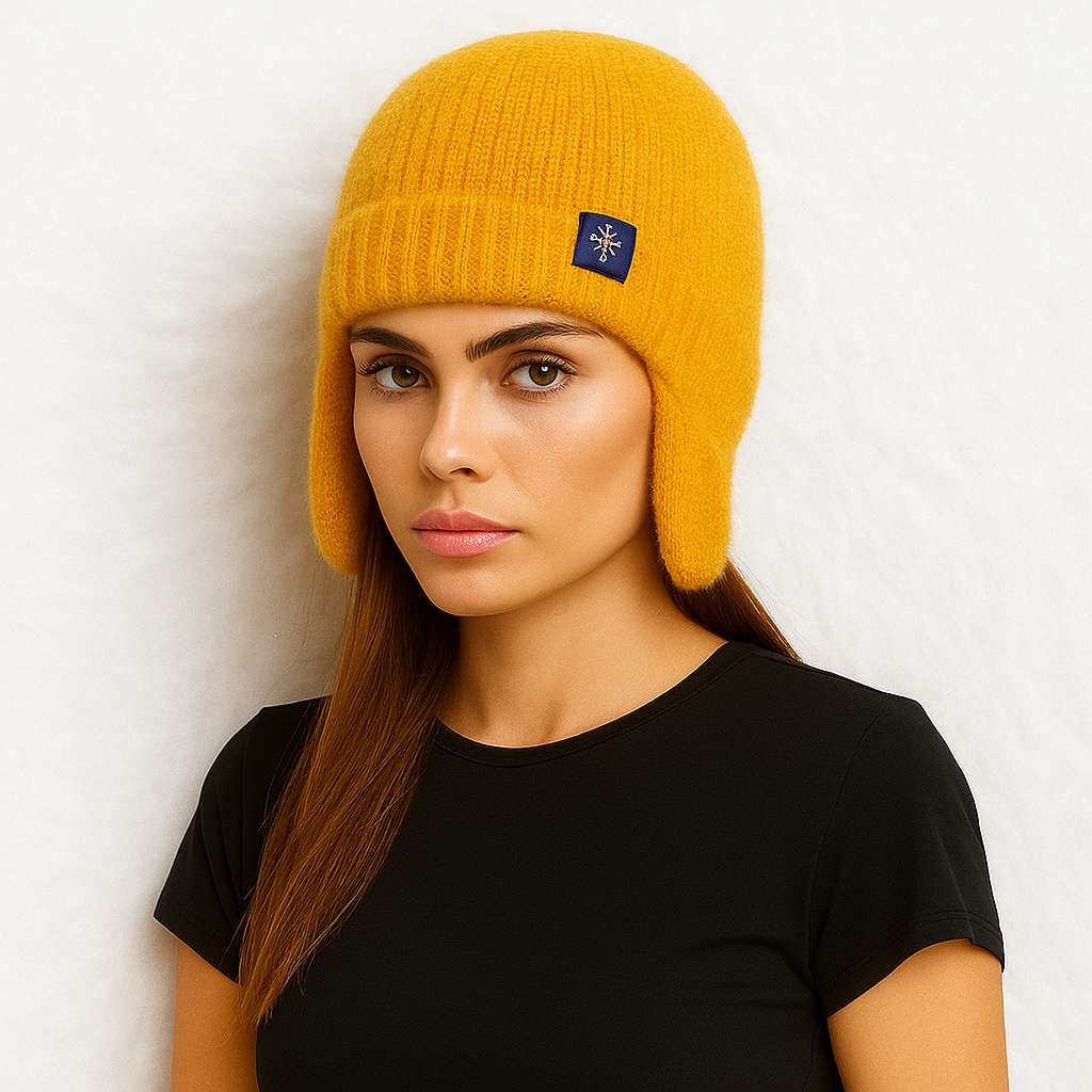 Une femme porte le Bonnet Cache Oreille Laine Jaune