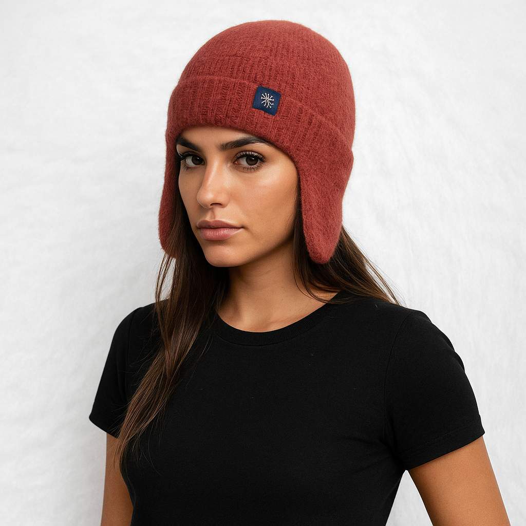 Une femme porte le Bonnet Cache Oreille en Laine Rouge