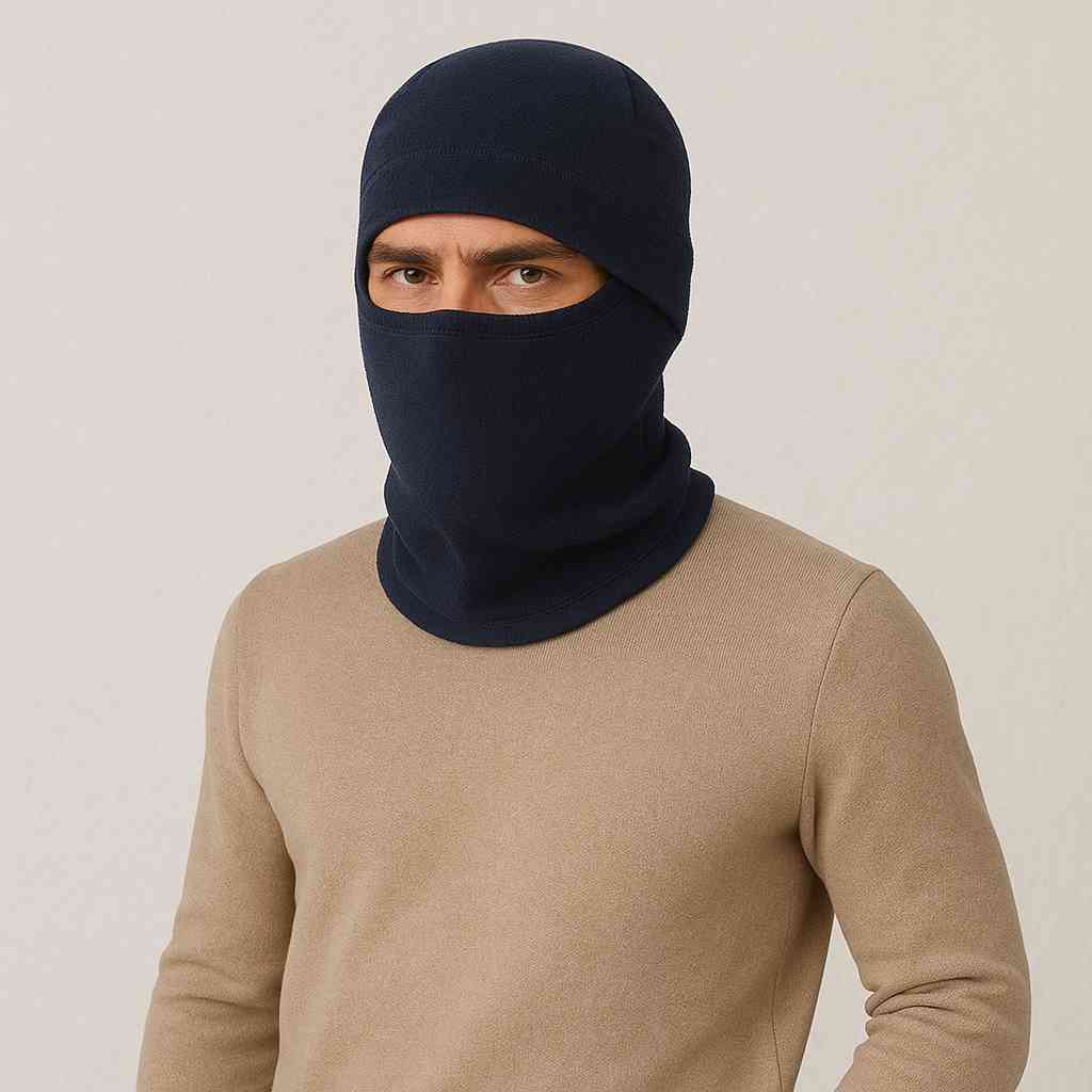 Un homme portele Bonnet Cagoule Bleu Marine