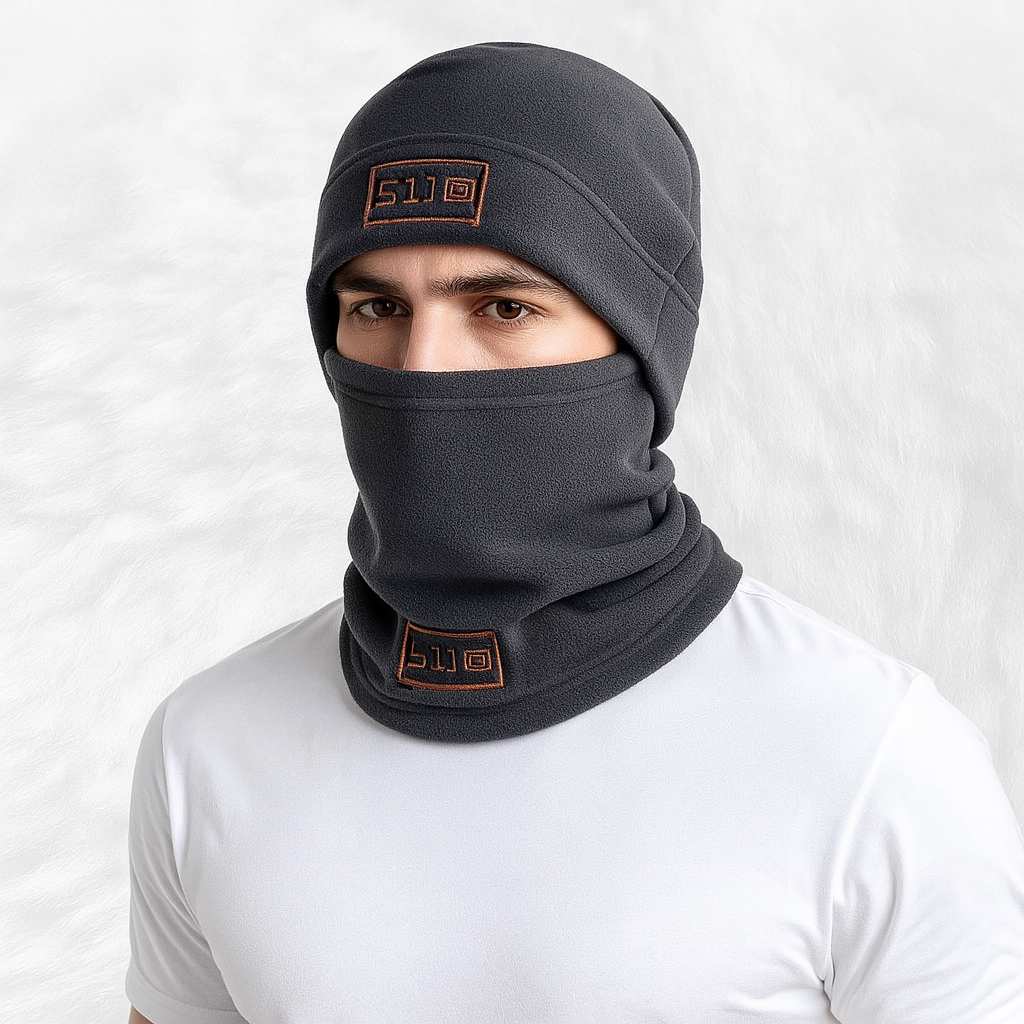 Un homme porte le Bonnet Cagoule Polaire en Gris