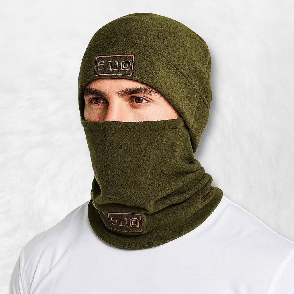 Un homme porte le Bonnet Cagoule Polaire en Vert