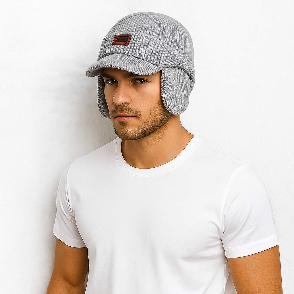 Un homme porte le Bonnet Casquette Skullies Gris Clair.
