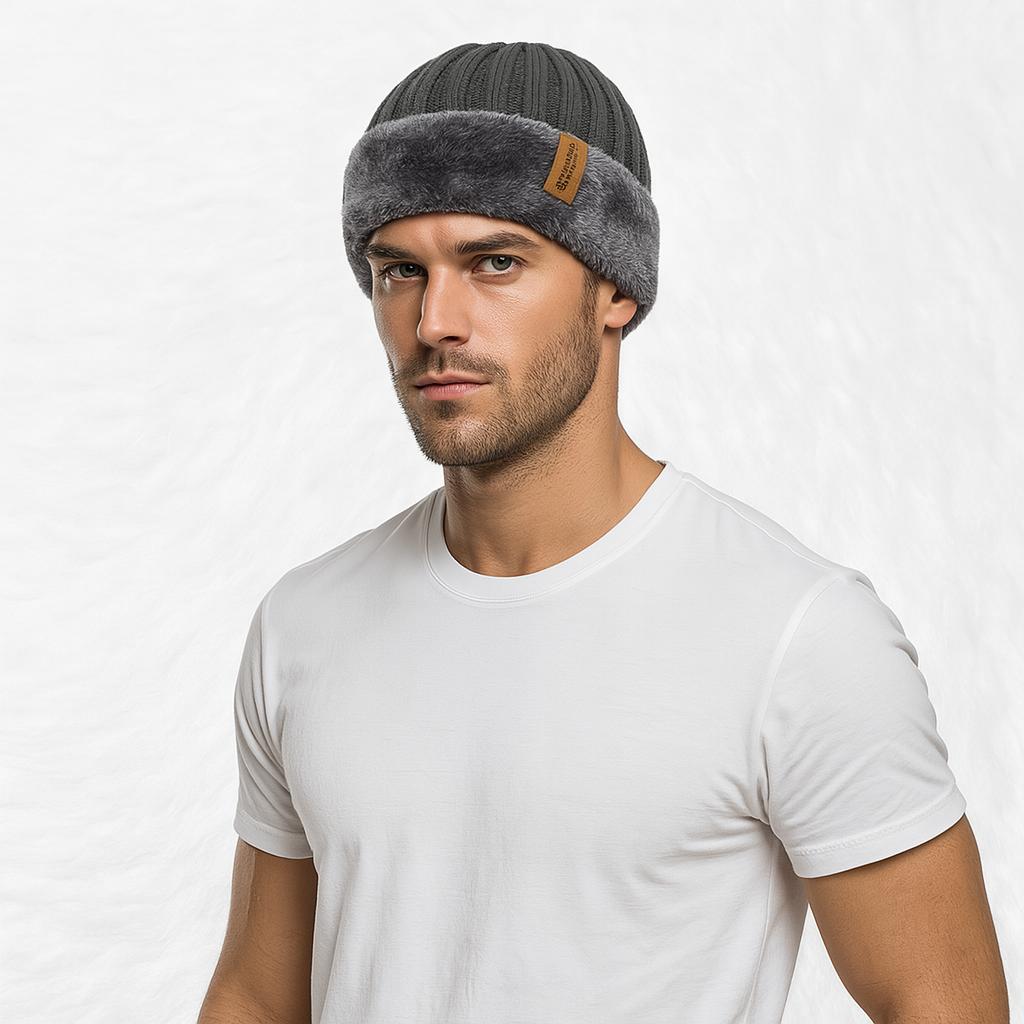 Un homme porte le Bonnet Chaud Gris