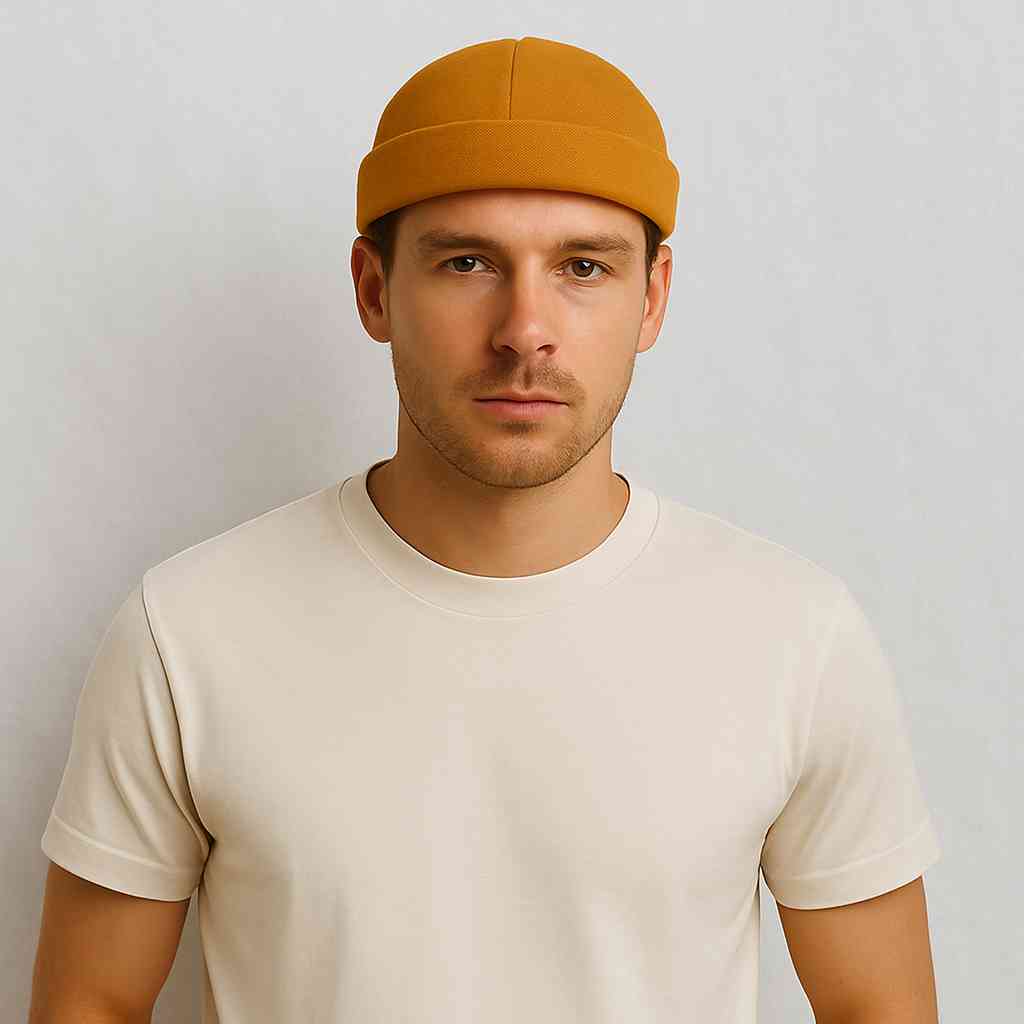 Un homme porte le Bonnet Docker Camel