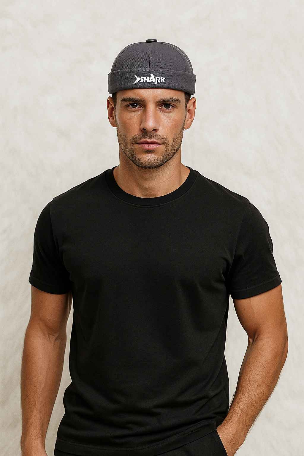 Un homme porte le Bonnet Docker Marin Gris