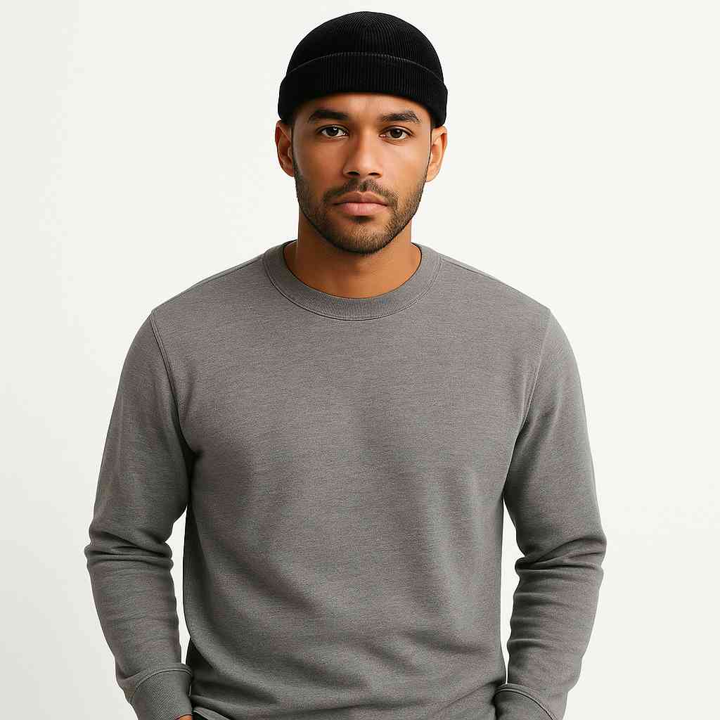 Un homme porte le Bonnet Docker Noir en Velours