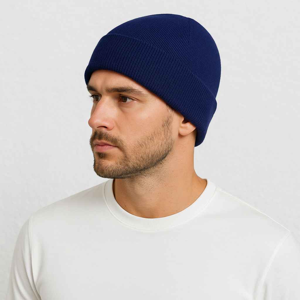 Un homme porte l Bonnet Doublé Satin Bleu