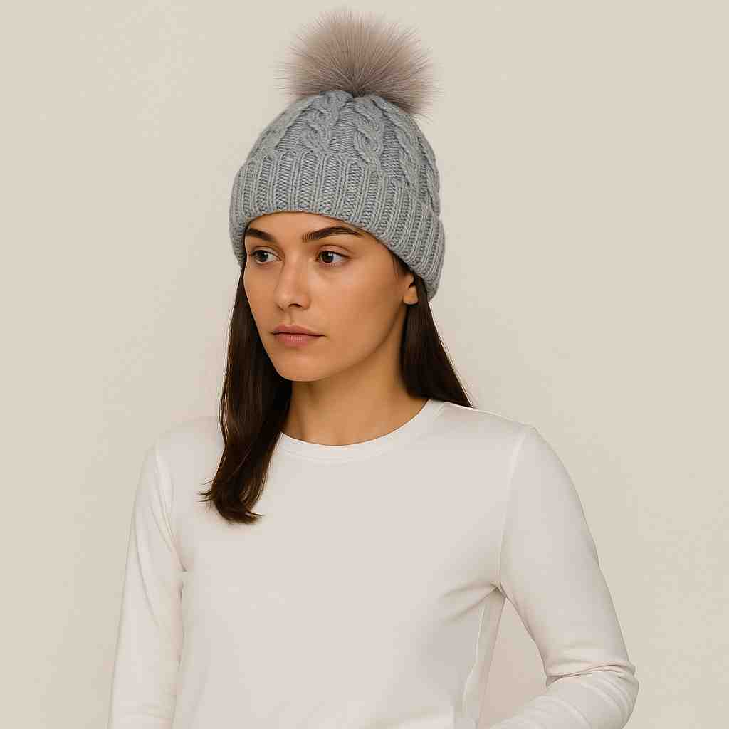 Une femme porte le Bonnet Gris Femme