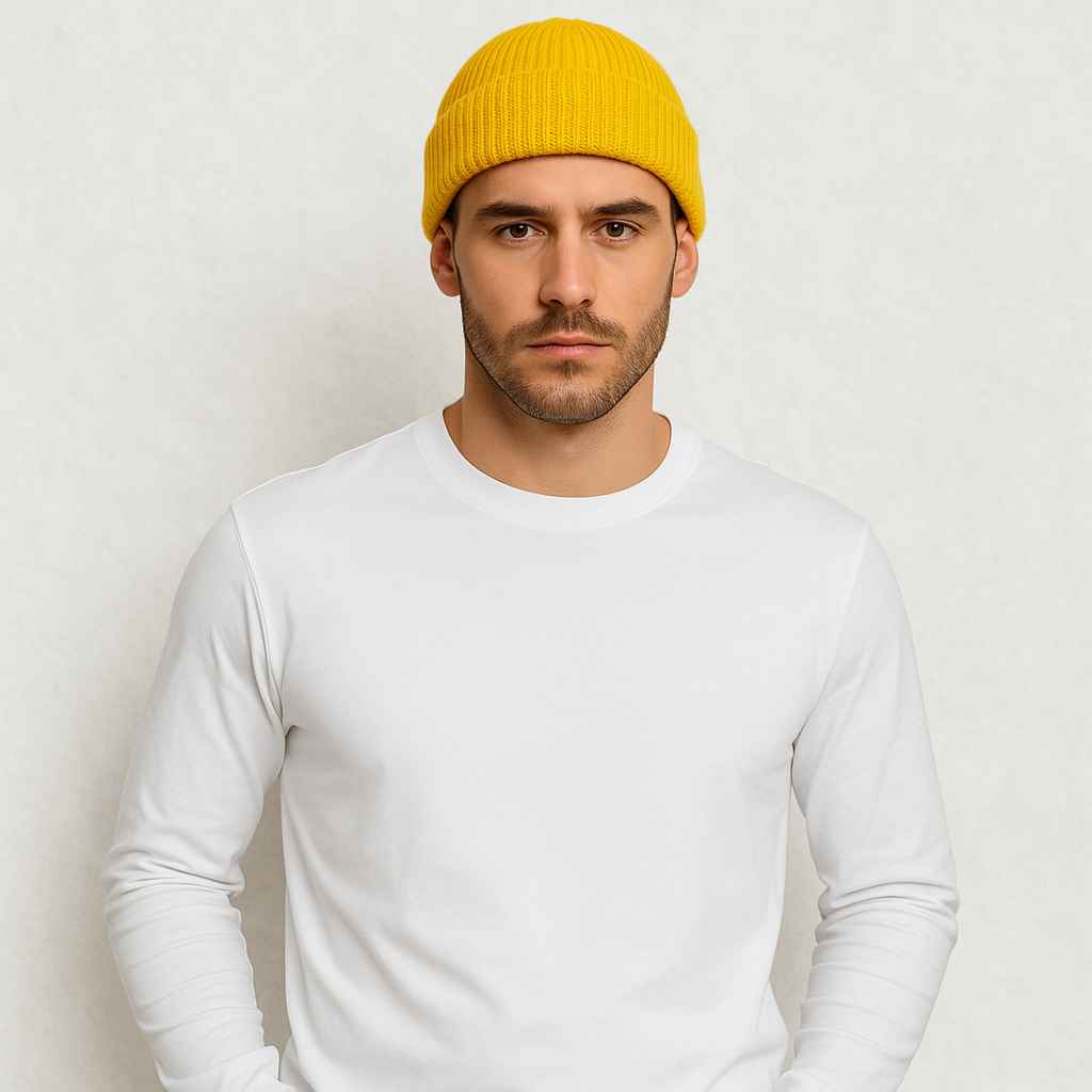 Un homme porte le Bonnet Jaune Homme