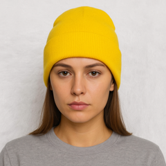 Une femme porte le Bonnet Jaune pour Femme