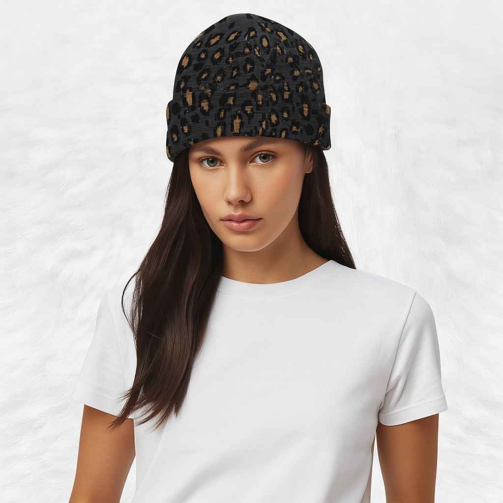 Une femme porte le Bonnet Léopard Noir