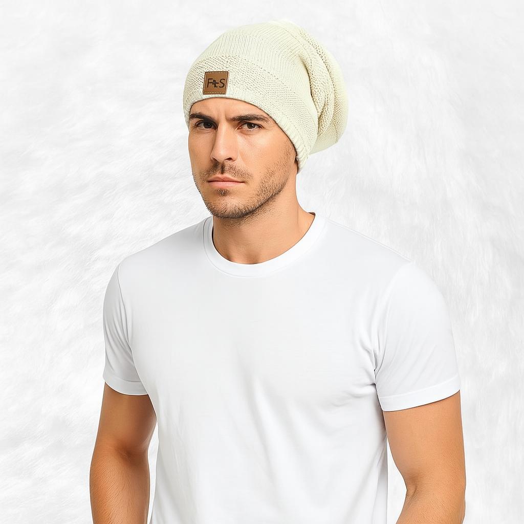 Un hmme porte le Bonnet Long Blanc
