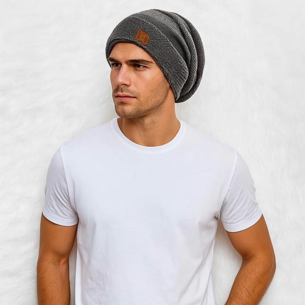 Un homme porte le Bonnet Long Gris