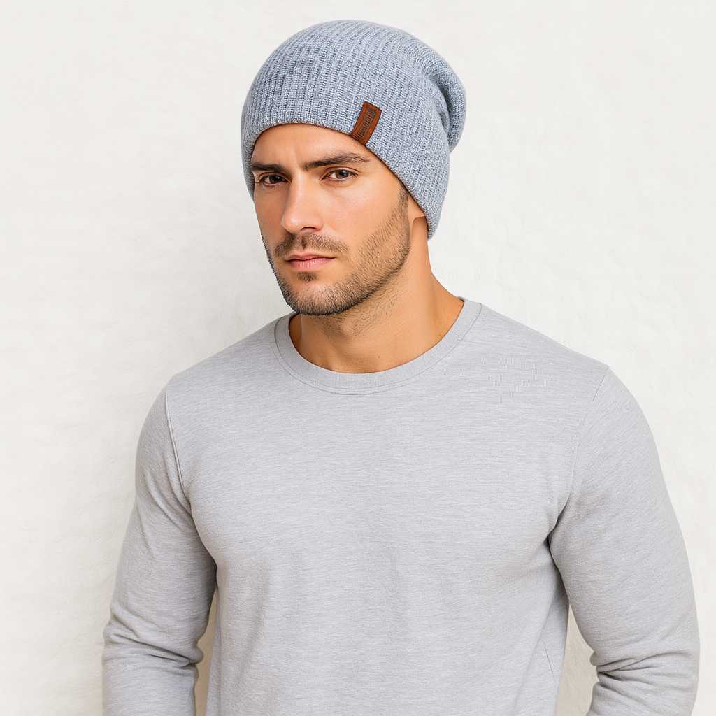 Un homme porte le Bonnet Long Gris Clair