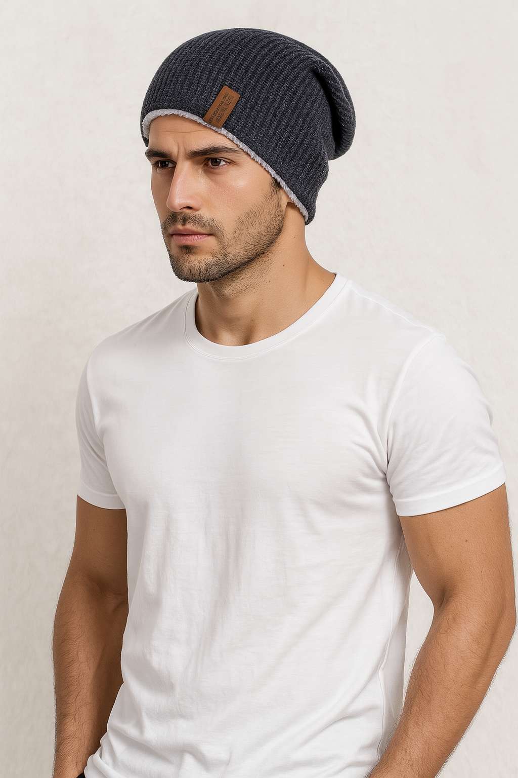 Un homme porte le Bonnet Long Gris Foncé