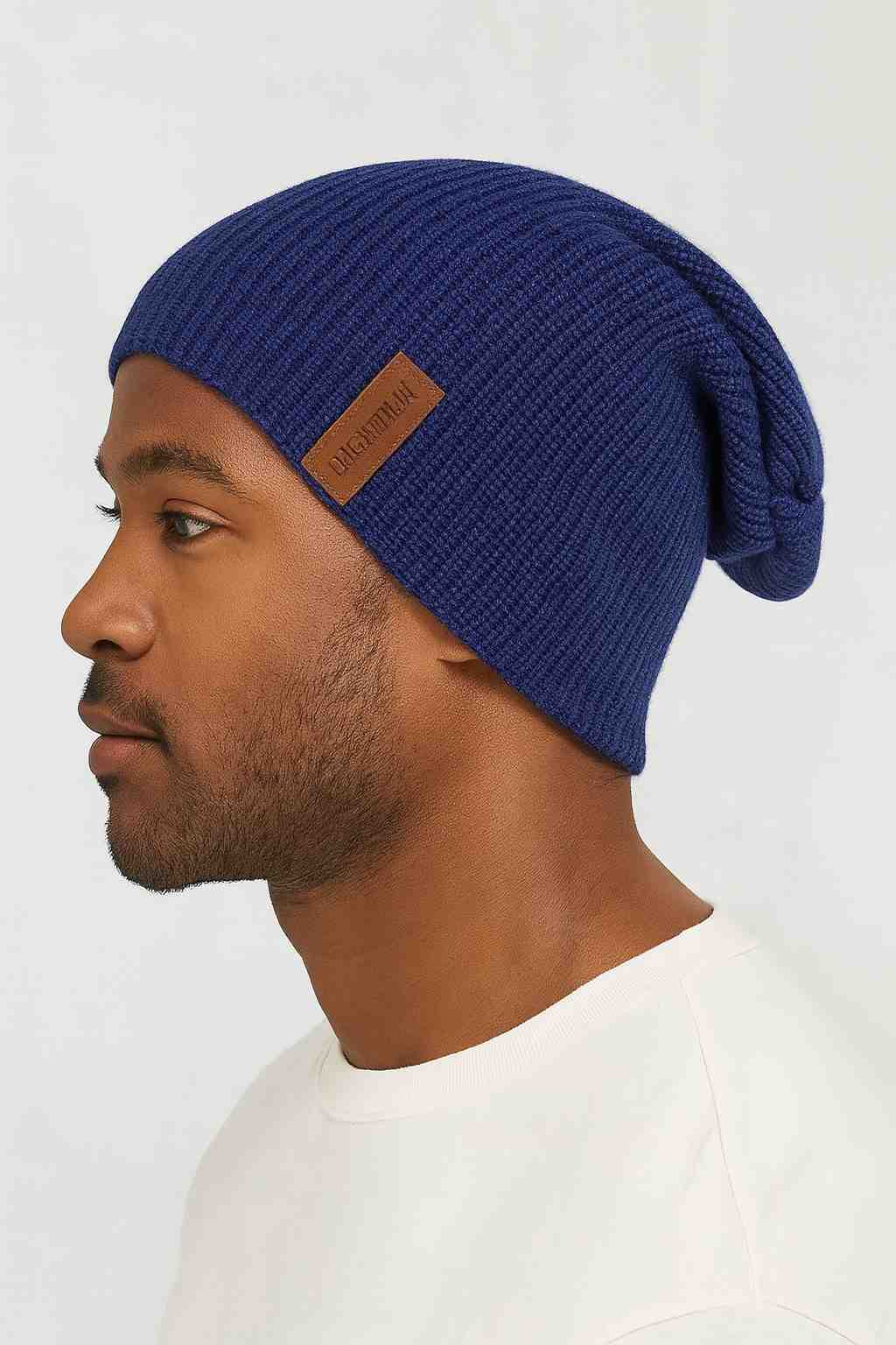 Un hmme porte le Bonnet Long Homme Bleu