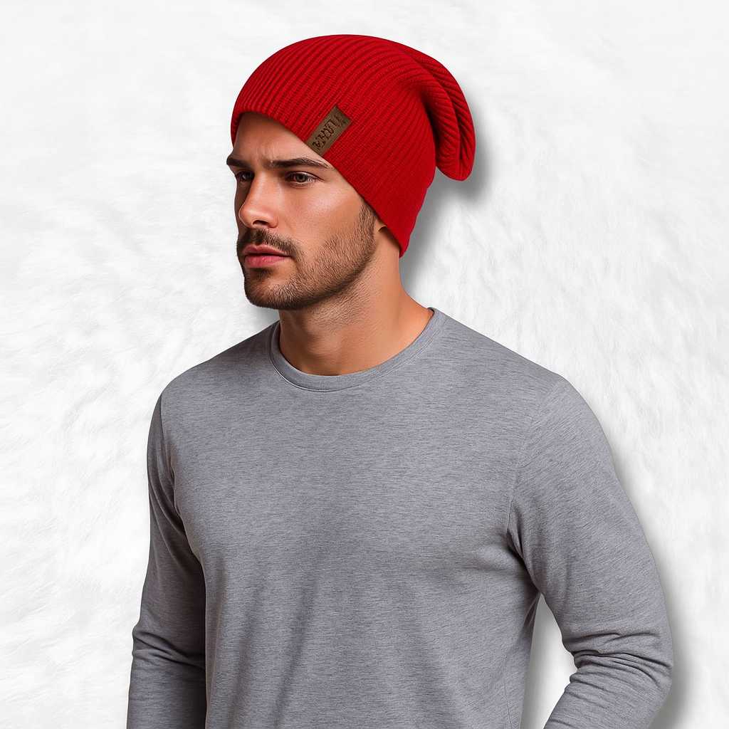 Un homme porte le Bonnet Long Homme Rouge