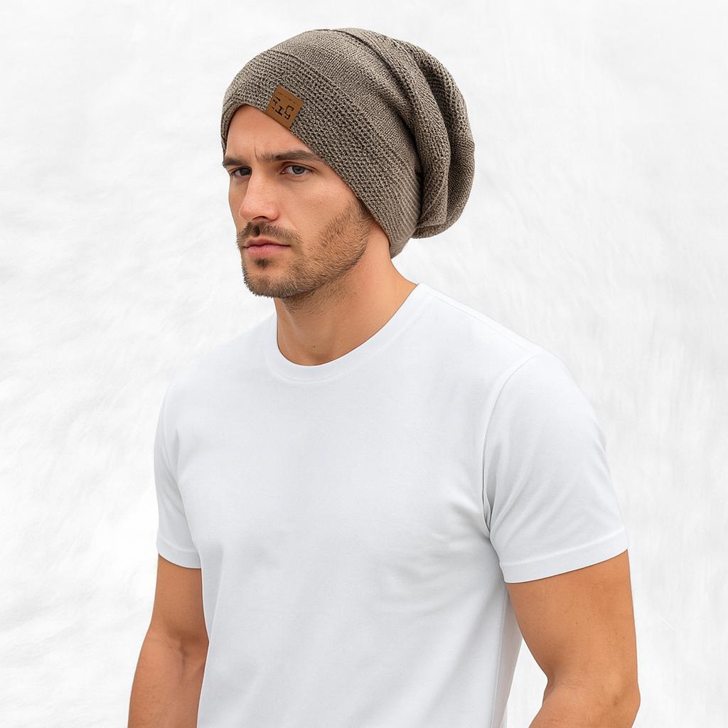 Un homme porte le Bonnet Long Marron