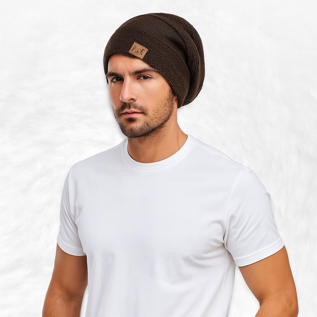 Un homme porte le Bonnet Long Marron Foncé