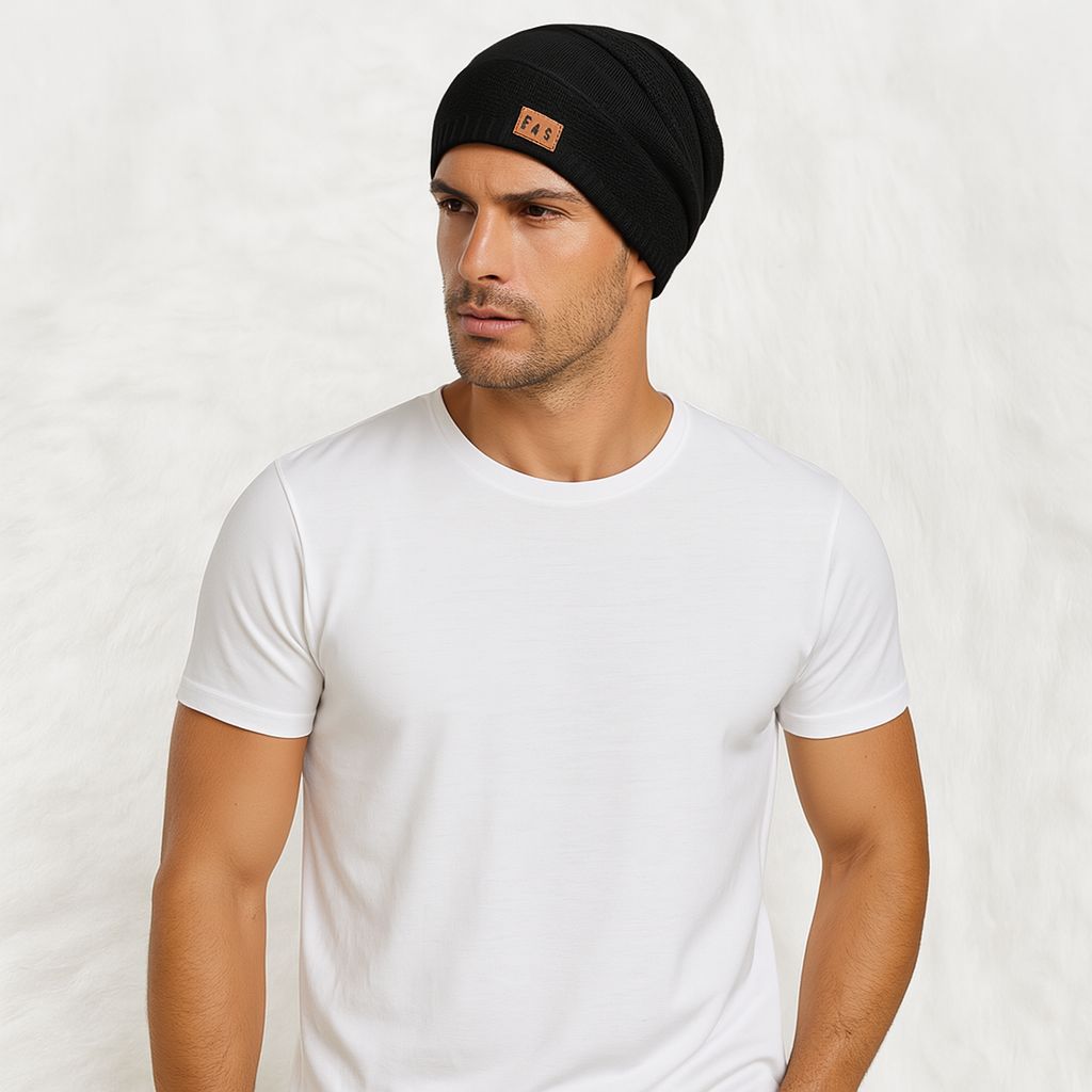 Un homme porte le Bonnet Long Noir