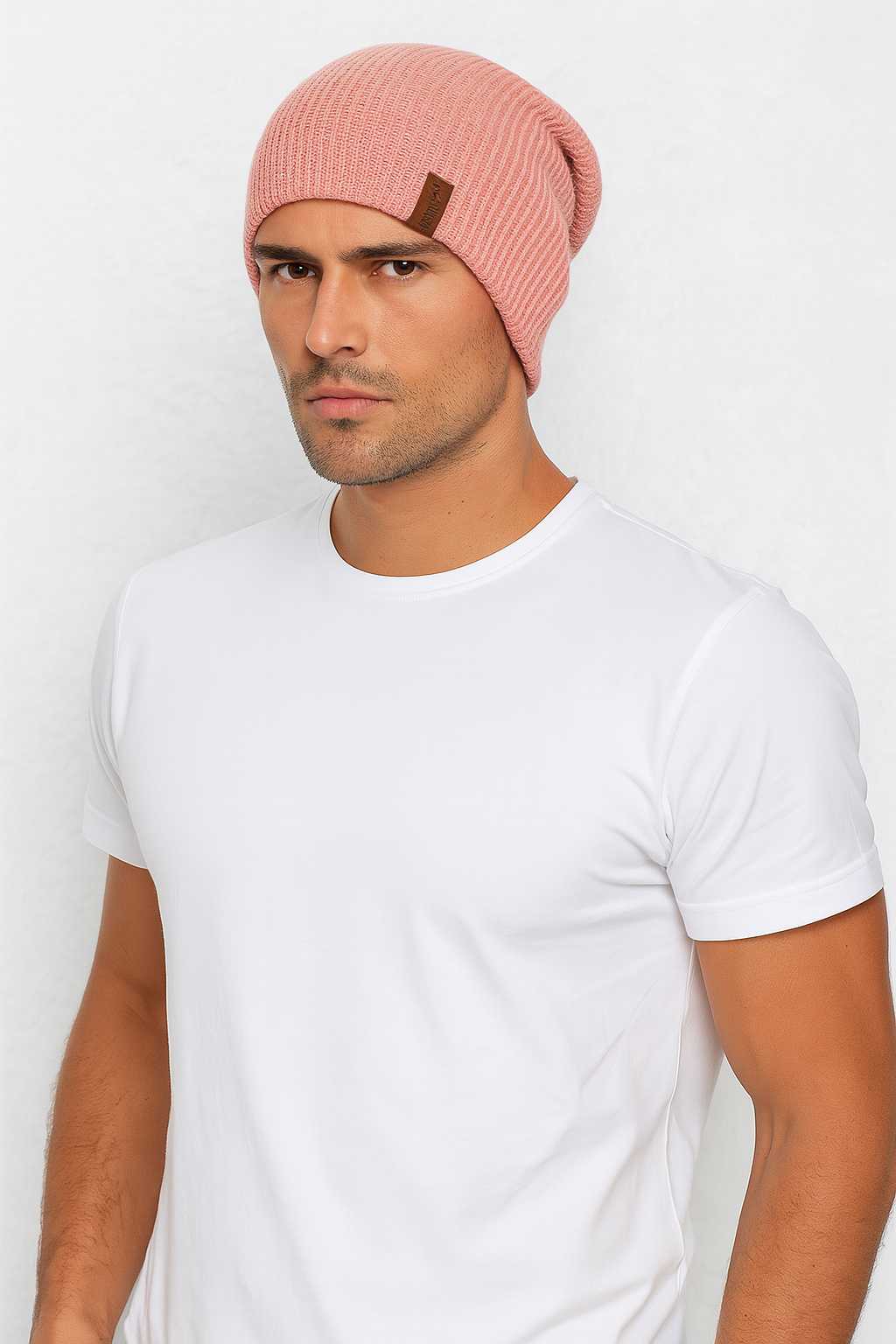 Un homme porte le Bonnet Long Rose